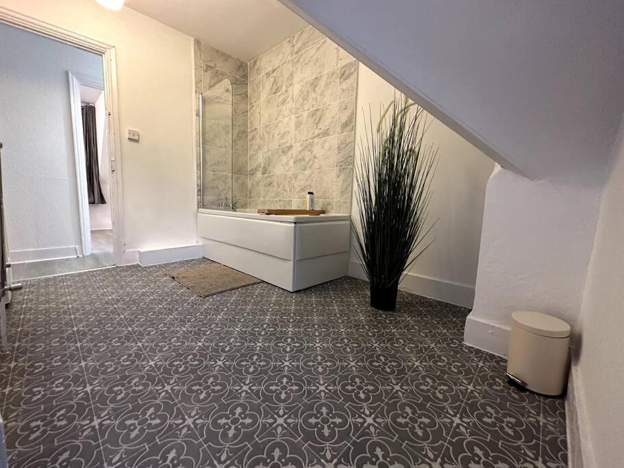 Incredible 2 Bedroom On Tower Bridge London Exterior photo