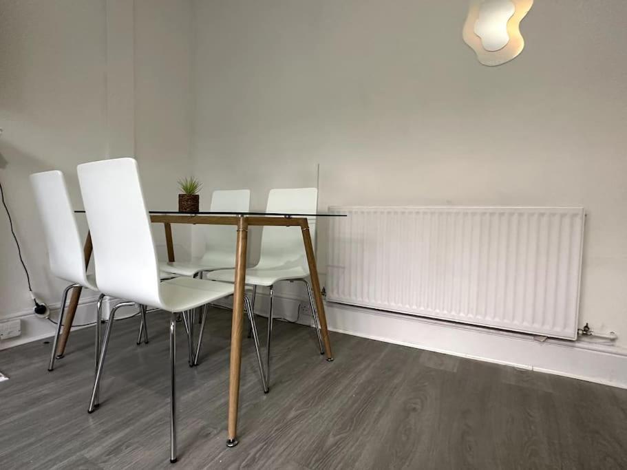 Incredible 2 Bedroom On Tower Bridge London Exterior photo